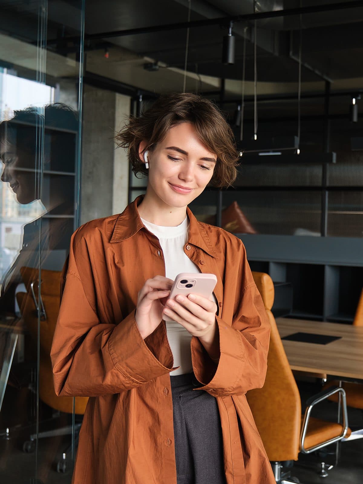 Profissional jovem consultando as finanças da empresa pelo celular